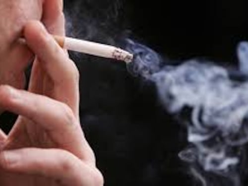 Divieto totale di fumo, è corsa contro il tempo. Un anno per sventare l'eurogolpe di Bruxelles