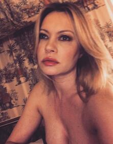 Anna Falchi, topless in piscina 9