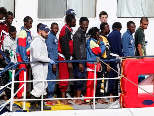 Migranti, altri due naufragi nel weekend: "Gli scafisti hanno tolto il motore al gommone e sono tornati indietro"