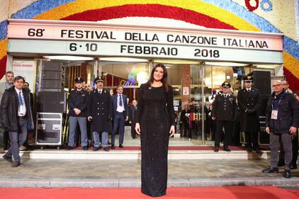 Laura Pausini canta con i fan fuori dall'Ariston 6