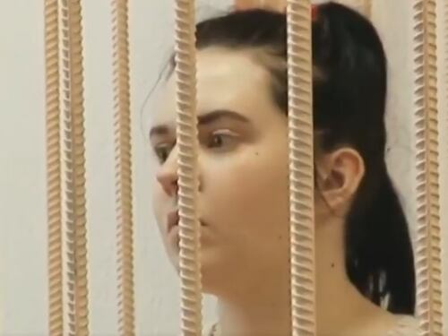 Russia, madre va in vacanza e abbandona la figlia che muore di fame