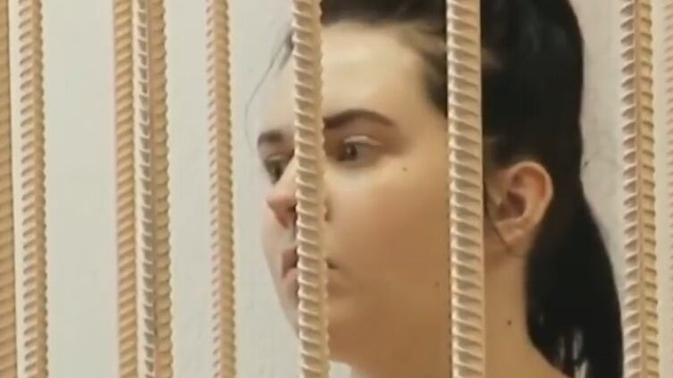 Russia, madre va in vacanza e abbandona la figlia che muore di fame