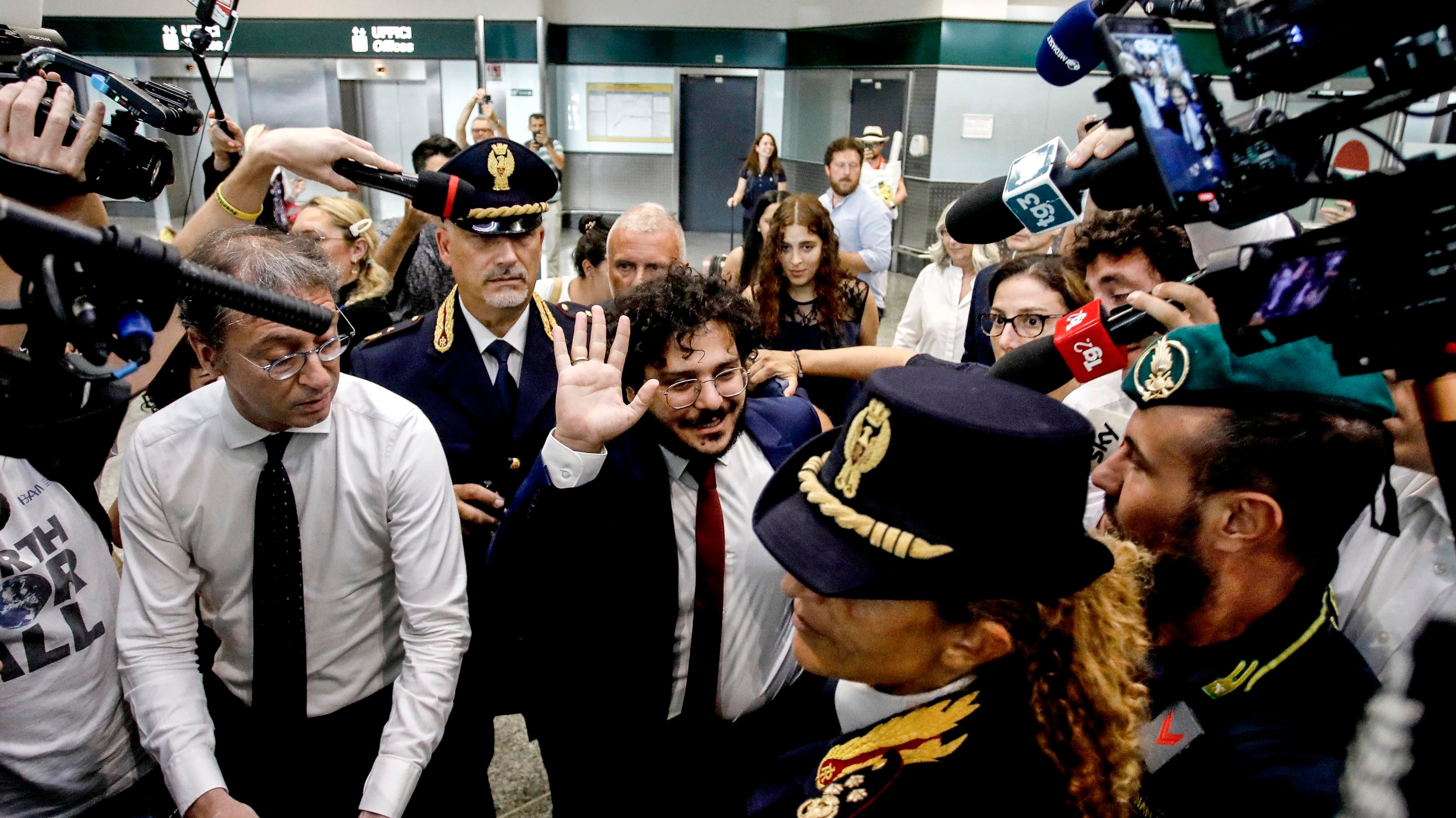Zaki in Italia. Dopo le polemiche, ringrazia il governo: "Ho apprezzato tutto"
