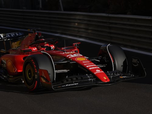 F1, gran battaglia per la pole, a Baku Leclerc batte Verstappen