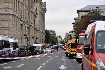 Parigi, strage alla sede della polizia: funzionario uccide 4 persone 6