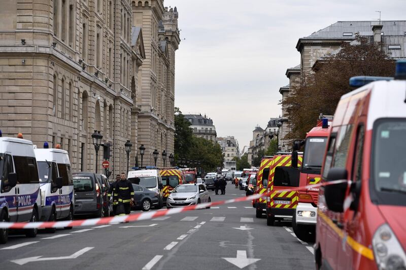 Parigi, strage alla sede della polizia: funzionario uccide 4 persone 6