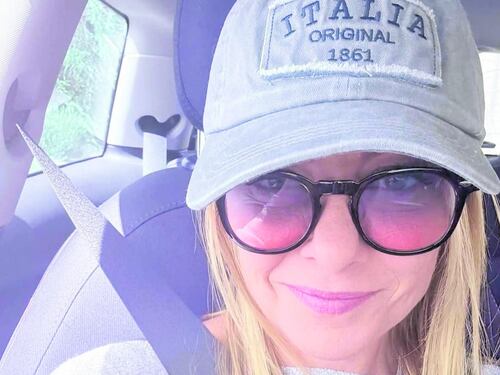 La sinistra perde la testa anche per un cappellino