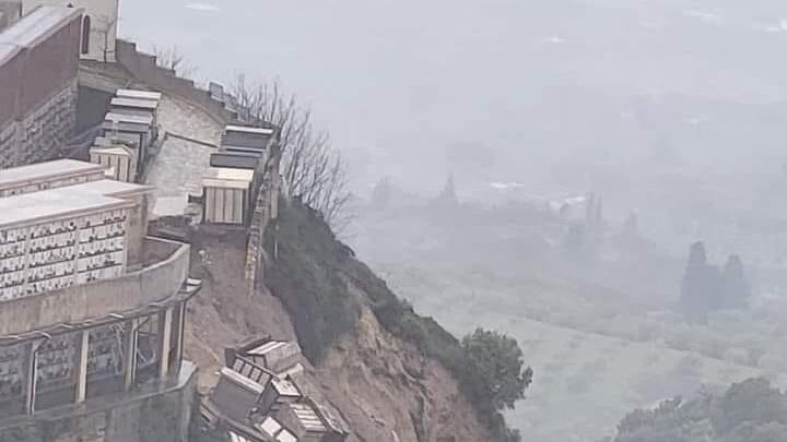 Il maltempo devasta la Sicilia. Choc a Mineo: volano giù loculi e bare