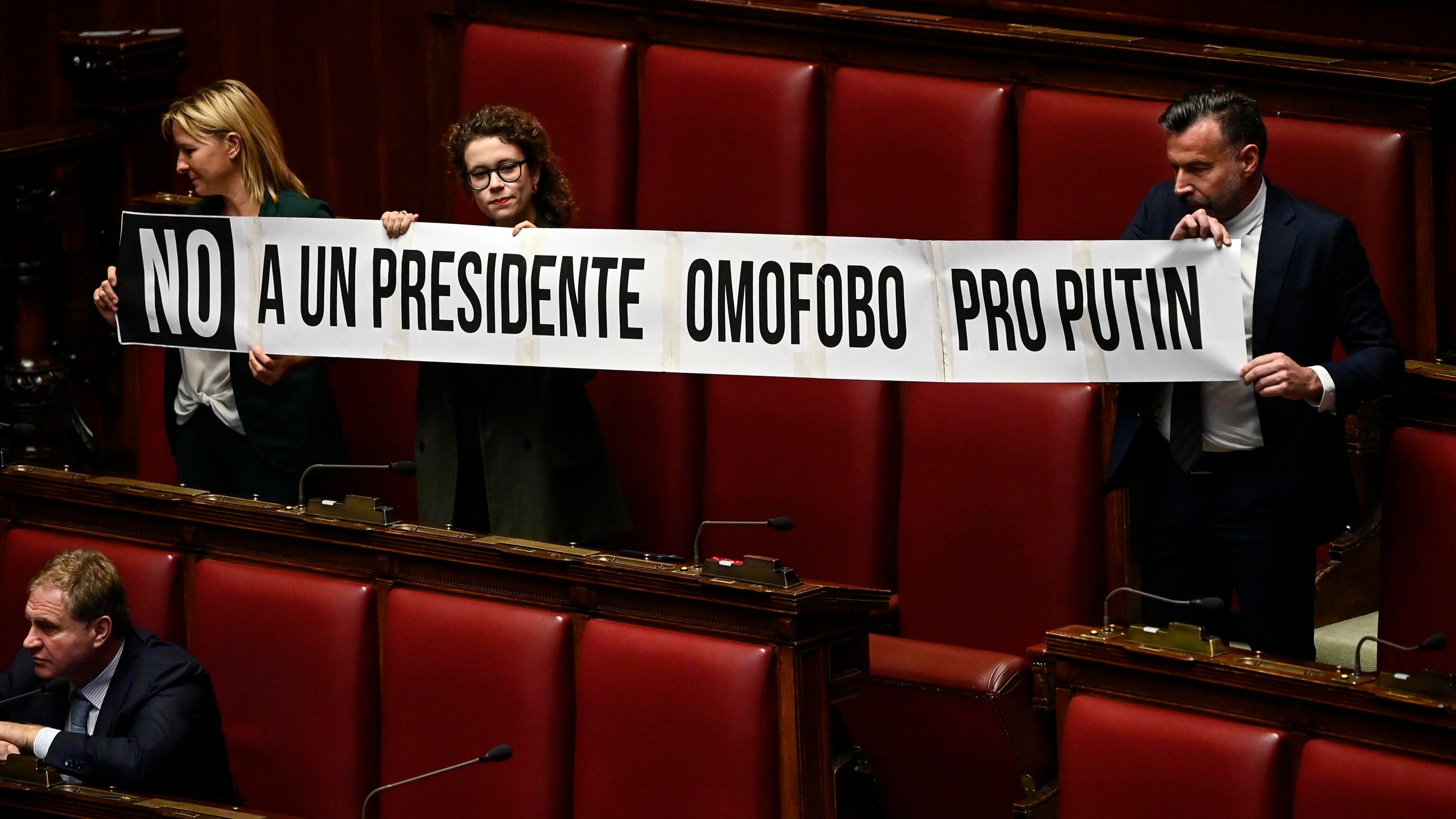 Il paladino Lgbt e la dem pro-Palestina. Ecco chi c'è dietro lo striscione anti Fontana