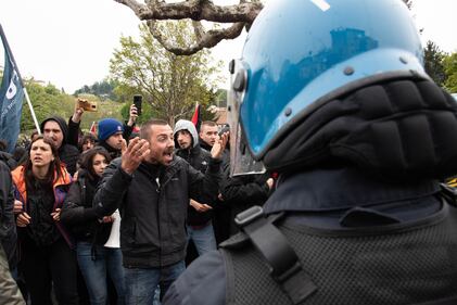 Centri sociali, anarchici e attivisti tentano di sfondare i cordoni di polizia: 30 identificati 5