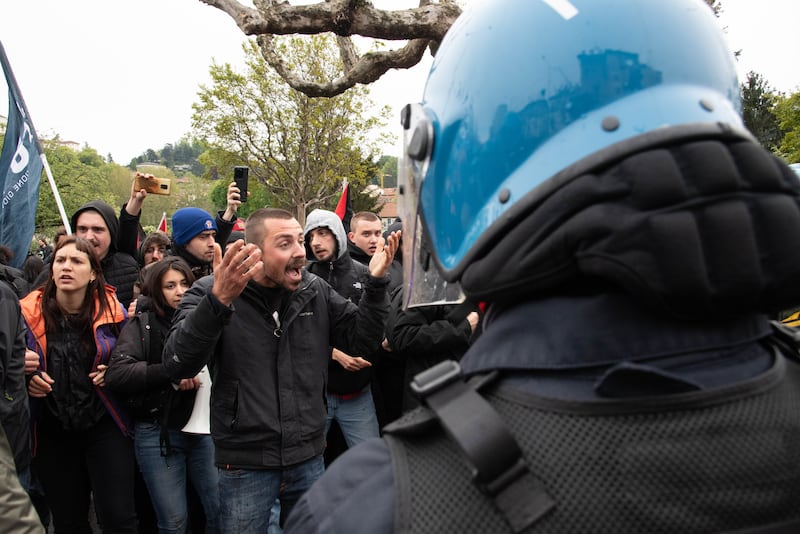 Centri sociali, anarchici e attivisti tentano di sfondare i cordoni di polizia: 30 identificati 5