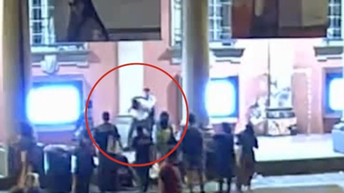 "Siete morti". L'agguato choc degli studenti di sinistra. Il video esclusivo