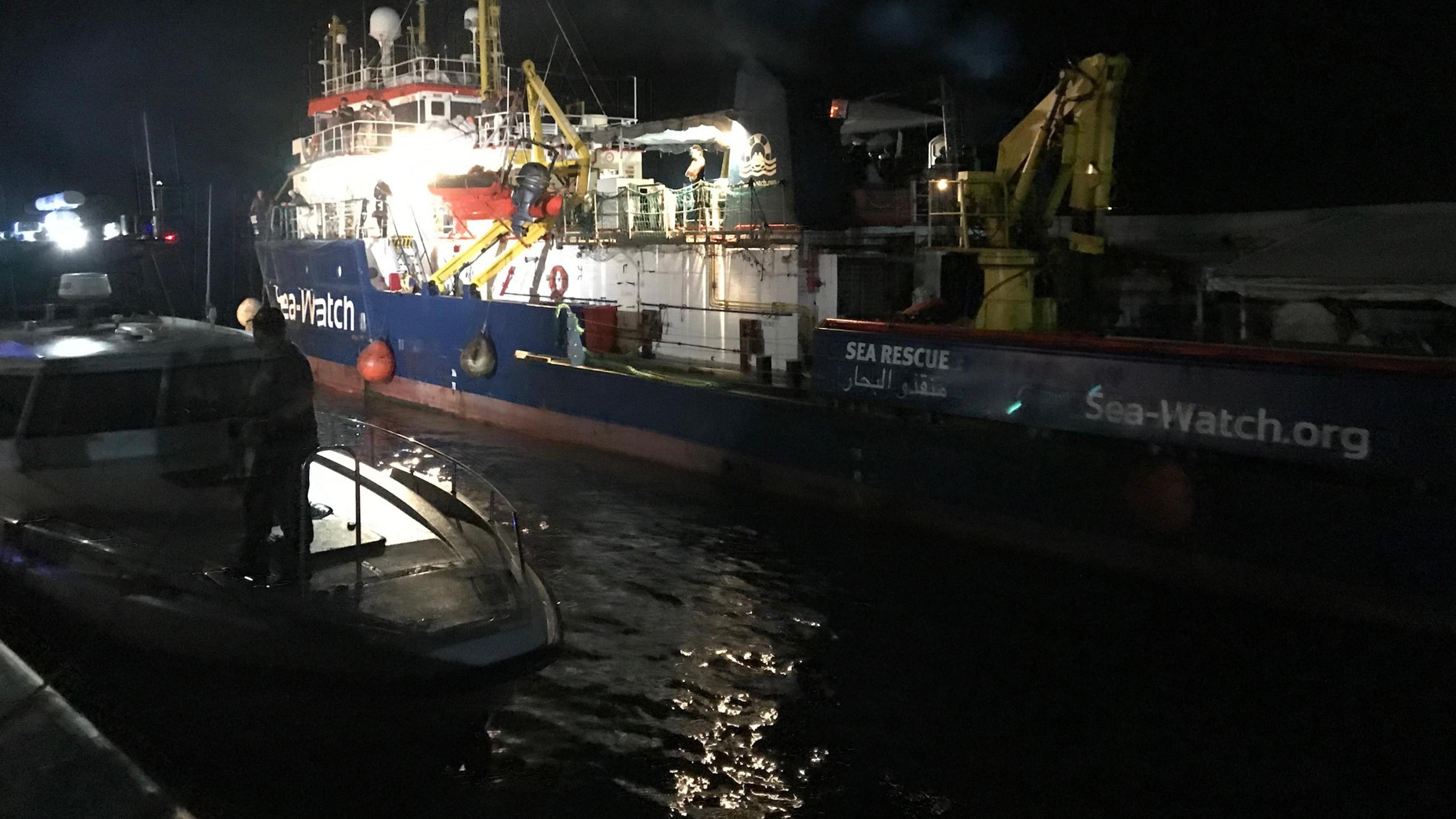 "Quella notte da Berlino...". La Rackete svela il retroscena sullo speronamento
