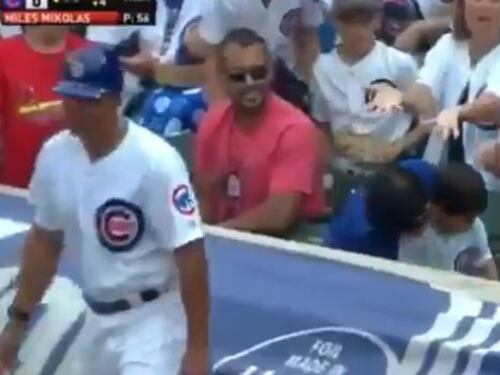 Ruba la pallina da baseball al bimbo e la dà alla donna vicino a lui. Scoppia la bufera