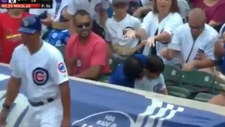Ruba la pallina da baseball al bimbo e la dà alla donna vicino a lui. Scoppia la bufera