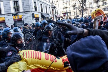Scontri alla manifestazione antifascista a Milano 3