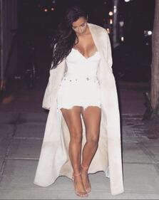 Anche Kim Kardashian senza slip in passerella 9