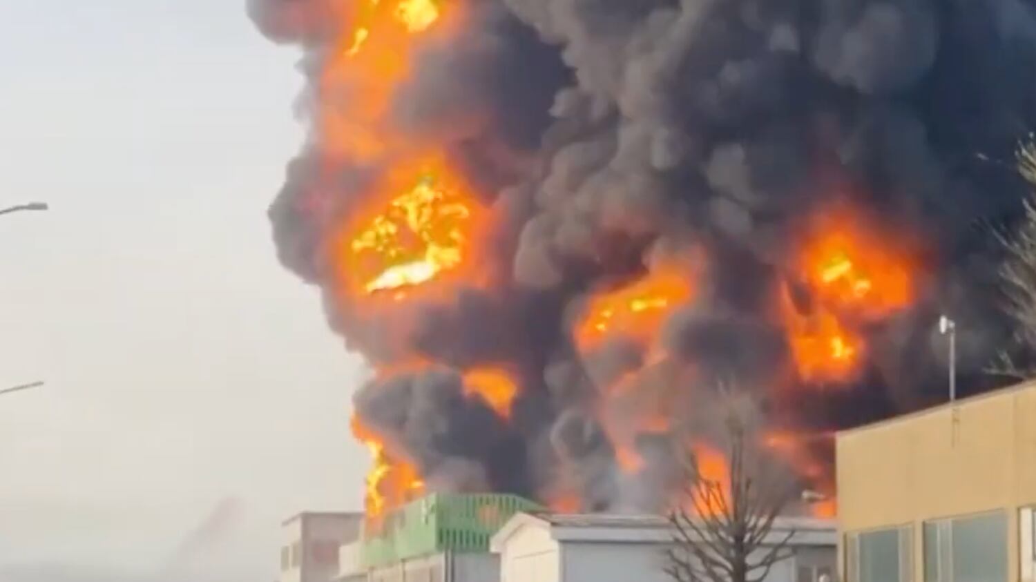 Novara, brucia un'azienda chimica alle porte della città