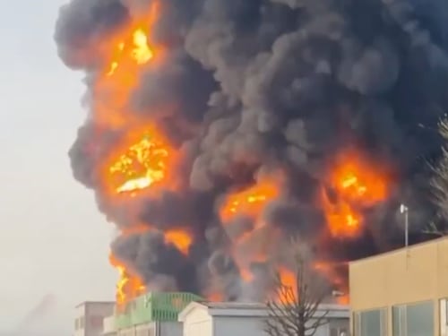 Novara, brucia un'azienda chimica alle porte della città