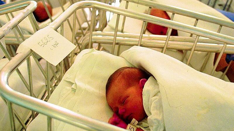 Lei abbandona il figlio. E il padre per legge non può sapere dov'è