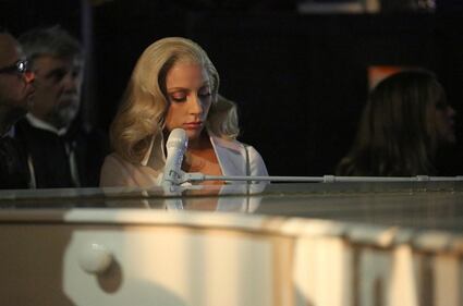 Lady Gaga agli Oscar 2016: foto 14