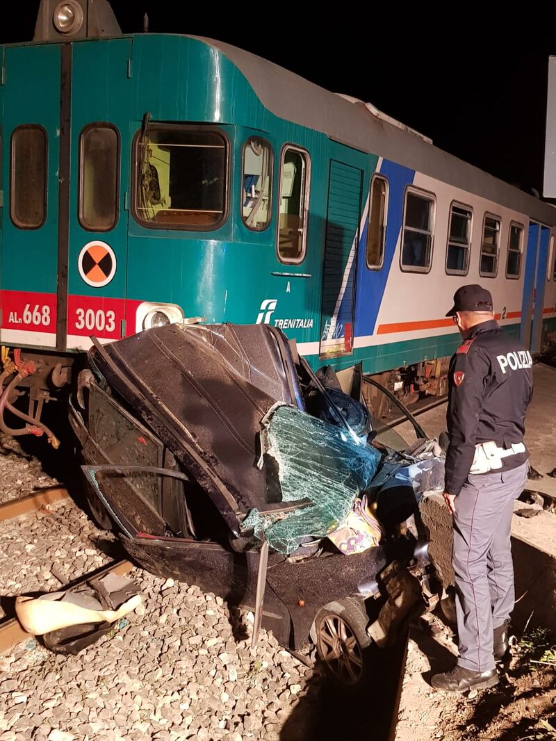 Treno in corsa travolge auto bloccata sui binari. Muore anziana, il marito ferito è indagato per omicidio colposo 3