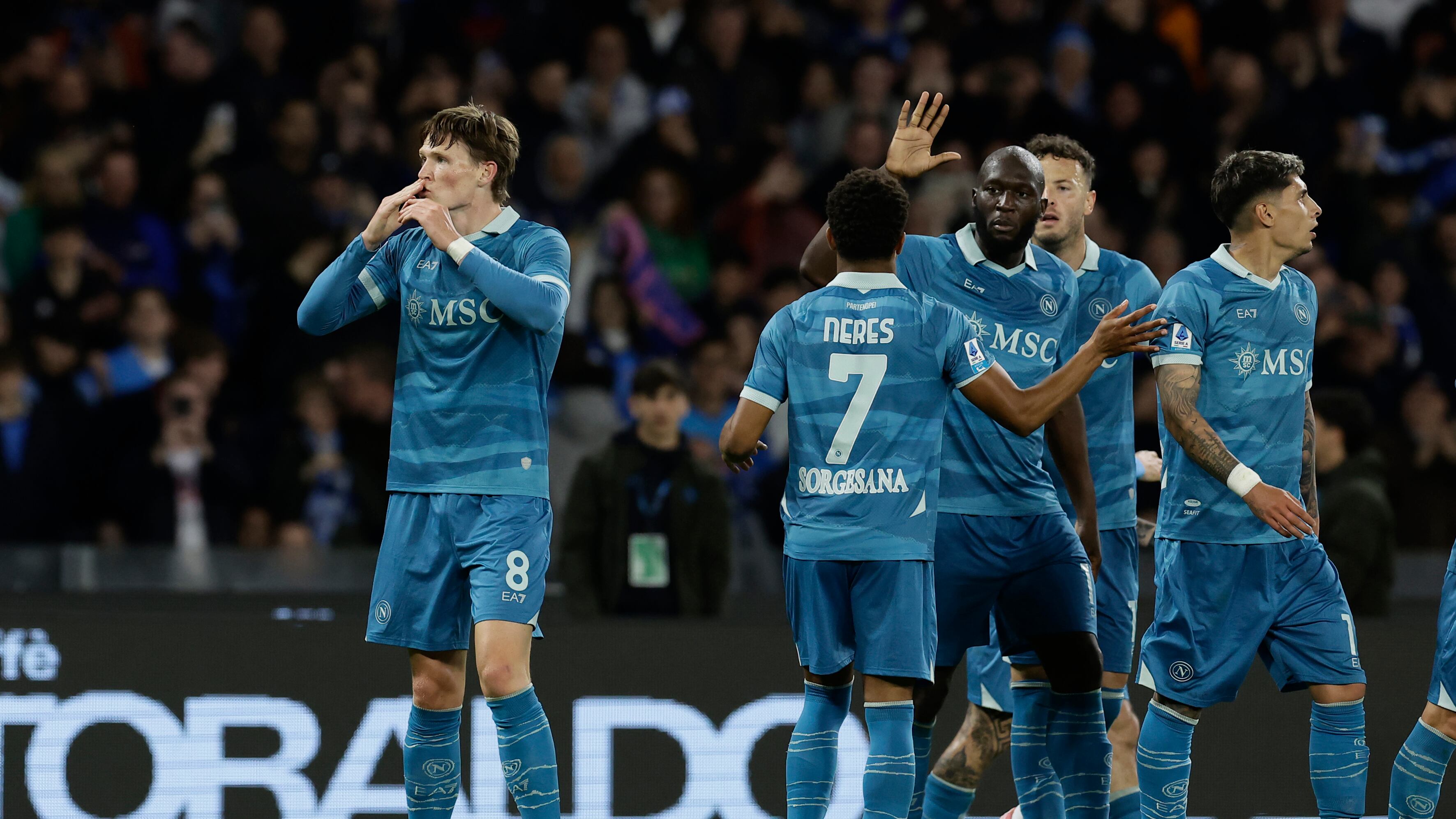 Il Napoli non perde di vista l'Inter e affossa l'Empoli