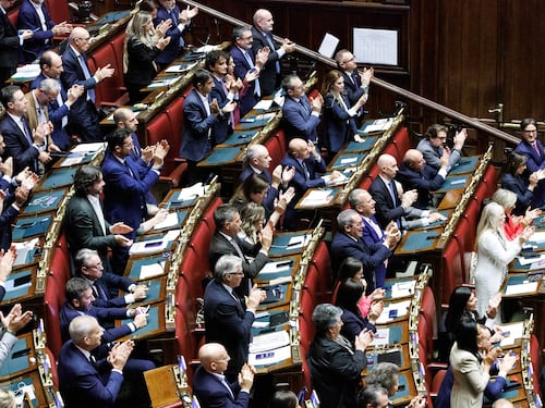 A sinistra la babele di mozioni. Giorgia strappa applausi su Kiev