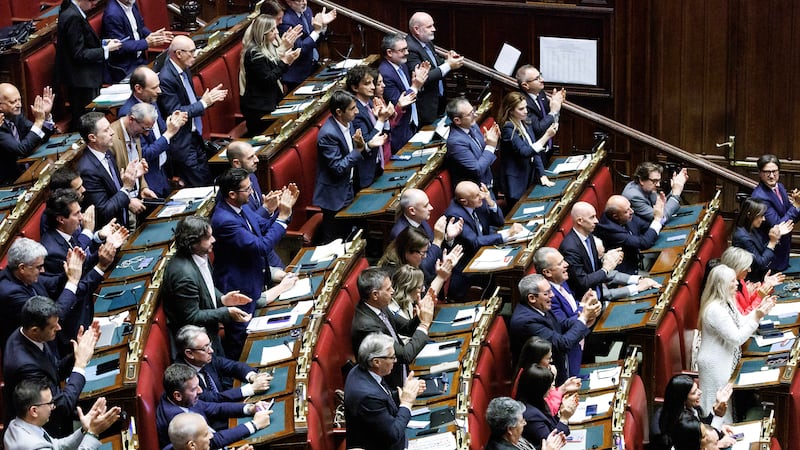 A sinistra la babele di mozioni. Giorgia strappa applausi su Kiev