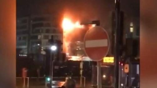 Liverpool, incendio in un parcheggio: 1600 auto bruciate