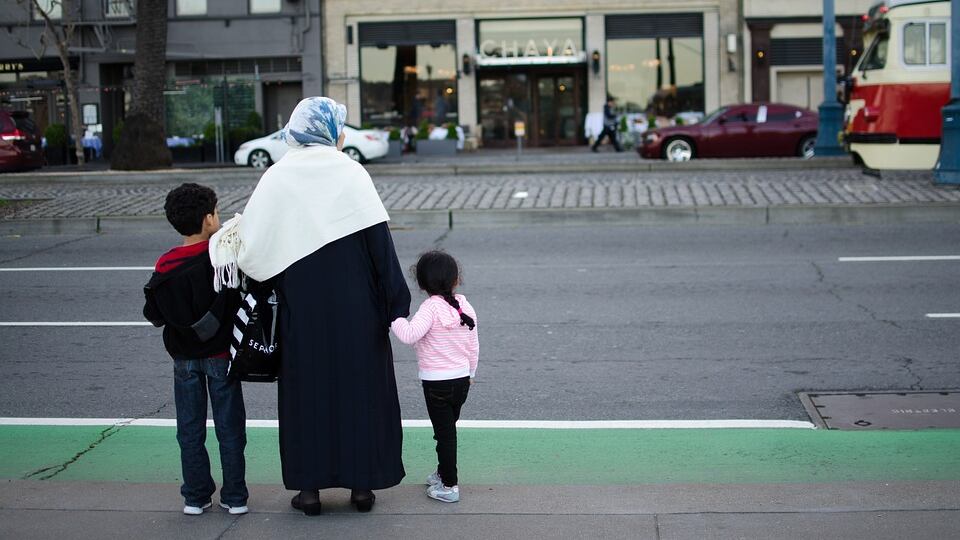 Migranti, famiglie e bambini bloccati in Bosnia al confine con la Croazia