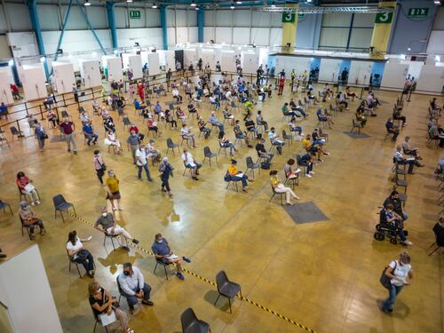 Fontana fa vaccini, il Comune polemiche