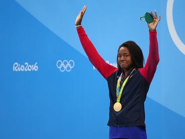 Simone Manuel fa la storia: prima afroamericana a vincere l'oro nel nuoto. Le lacrime di gioia 13