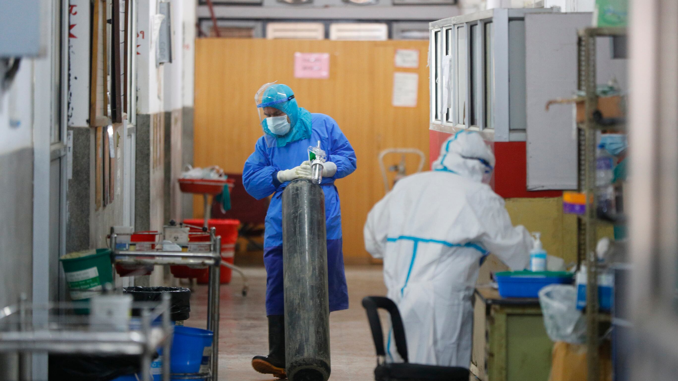 Coprifuoco, lockdown e chiusure non hanno aiutato: "Stiamo peggio di prima"