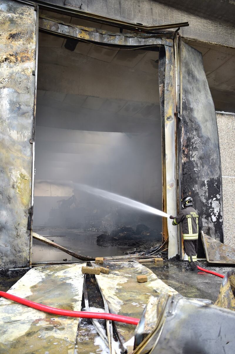 Maxi incendio in un deposito di rifiuti speciali 8