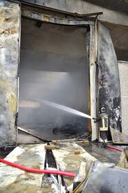 Maxi incendio in un deposito di rifiuti speciali 8
