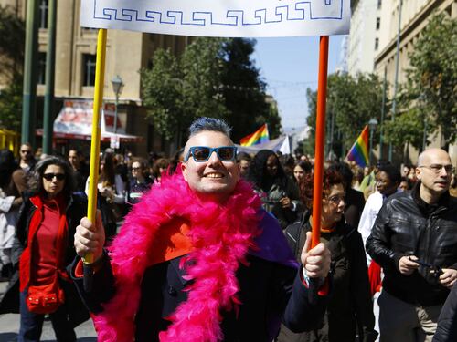 Bagnasco mette al bando i gender: "Crea transumani senza identità"