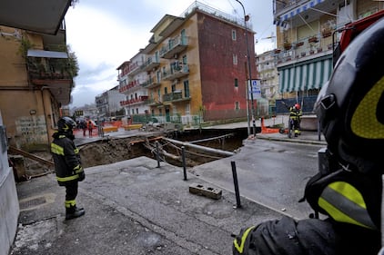 Napoli, maxi voragine in strada a Pianura 11