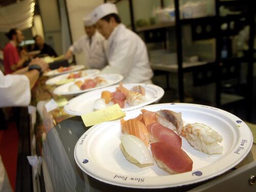 I rischi e i campanelli d'allarme: ecco come mangiare sushi in sicurezza