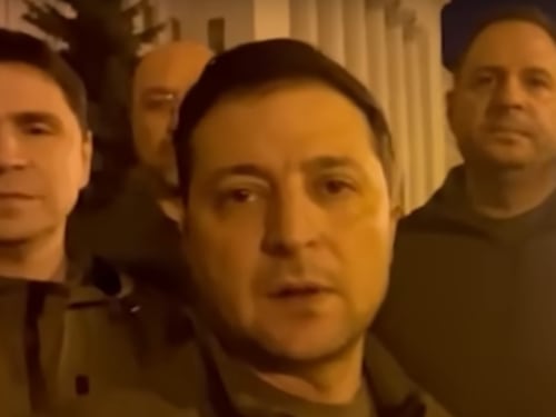 Il presidente in mimetica: "Siamo qui, difendiamo il Paese"
