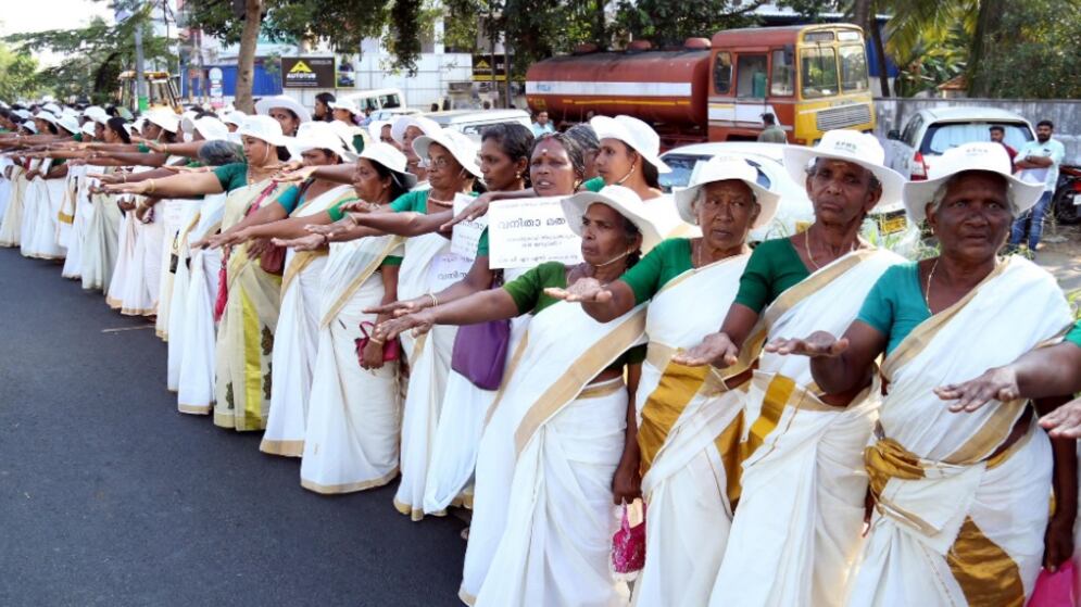 Due donne nel tempio indù. Il Kerala alla guerra religiosa