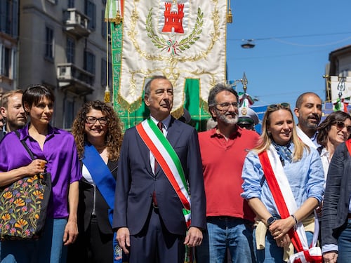 Il sindaco dribbla i fischi e fa un comizio anti Lega