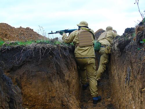 Kherson, il colpo degli ucraini. Giù il ponte con i razzi Himars. E ai russi: "Lasciate la città"