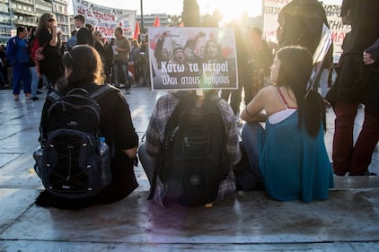 Grecia, scontri davanti al parlamento 4
