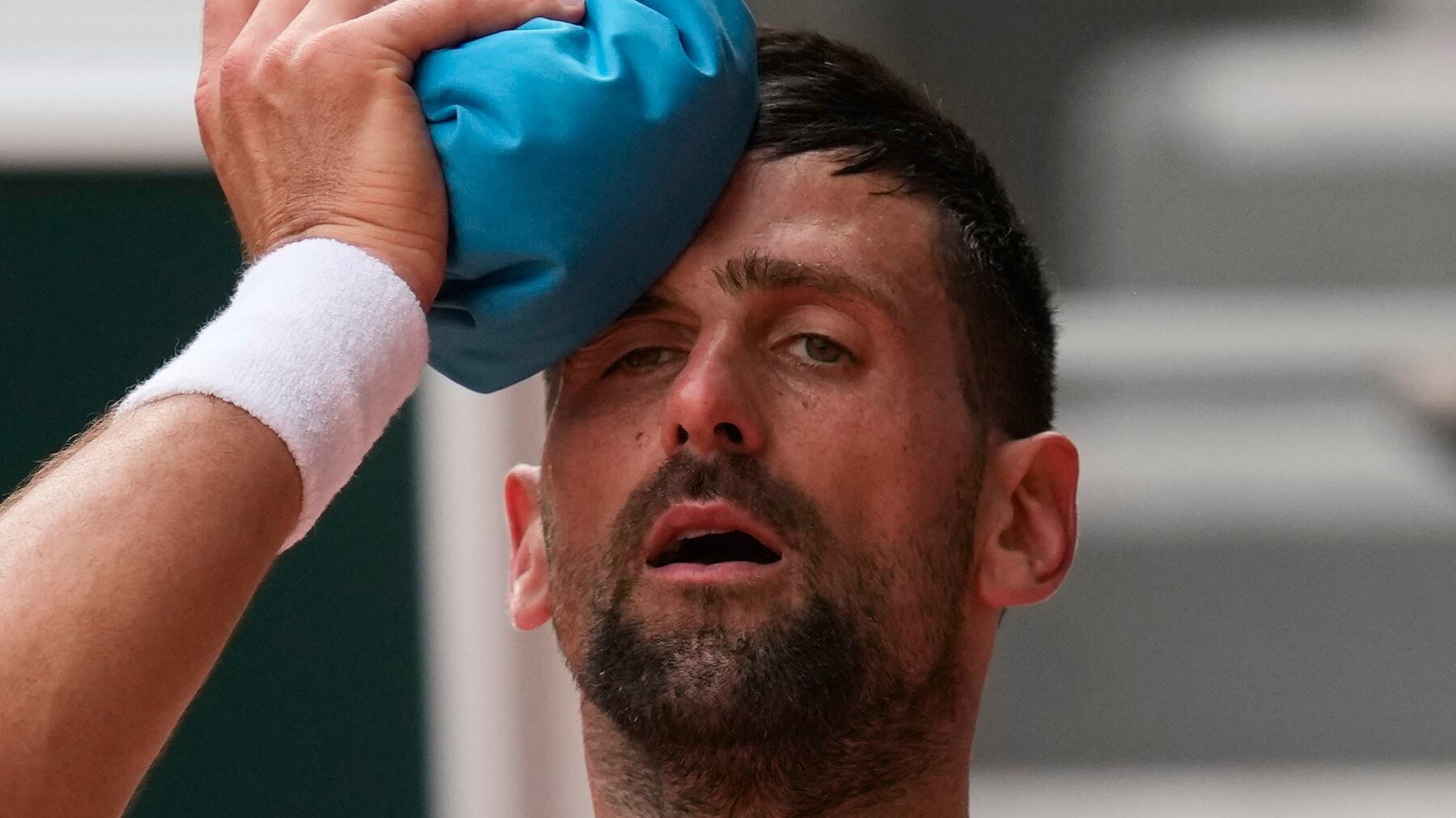 "Lasciami spazio, maledizione", Djokovic sbotta prima dell'eliminazione dal Roland Garros: cosa è successo