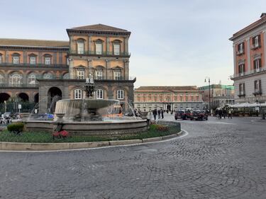 Emergenza coronavirus, strade e piazze di Napoli vuote 8