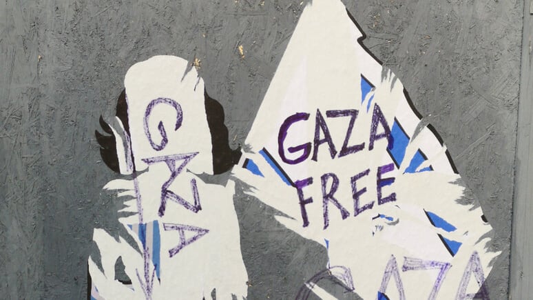 Milano, vandalizzato murale di Anna Frank, spunta la scritta "Free Gaza"