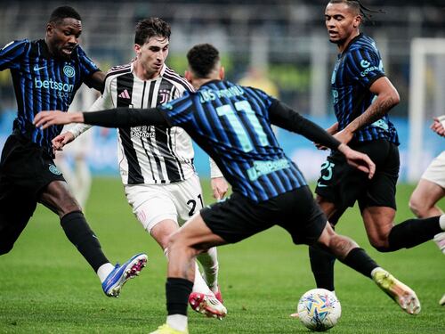 L’Inter batte 3-2 la Juventus in un derby d’Italia rovinato dal rosso a Kalulu