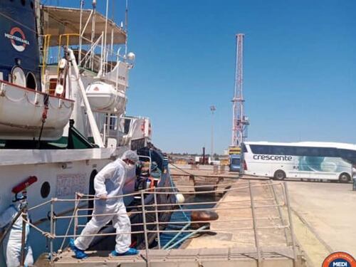 Il panico nella perla del turismo: "Dove sono i migranti col virus?"