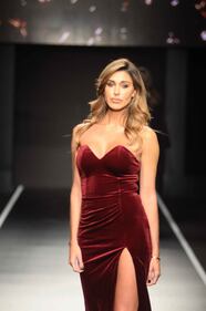 Belen Rodriguez, le mutandine bianche alla sfilata 8